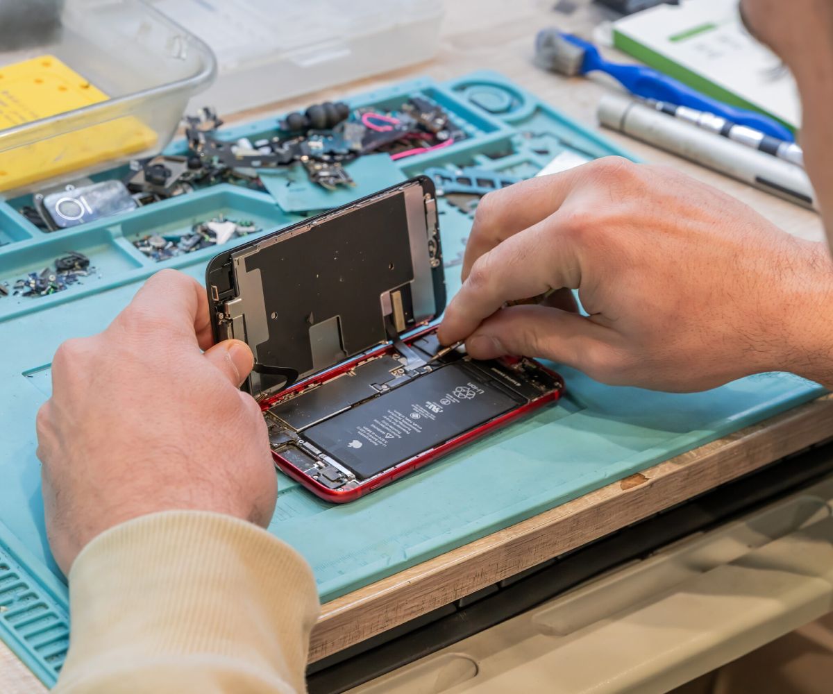 foto manos arreglando un móvil